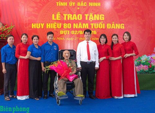 Thế hệ trẻ chụp ảnh lưu niệm cùng đảng viên có 80 năm tuổi Đảng Đỗ Việt Hưng. Ảnh: Gia đình nhân vật cung cấp
