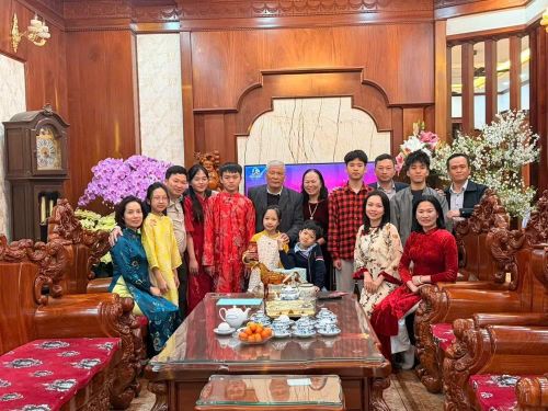 Đại gia đình ông Đào Duy Tân và bà Nguyễn Thị Chử. Ảnh: NVCC.