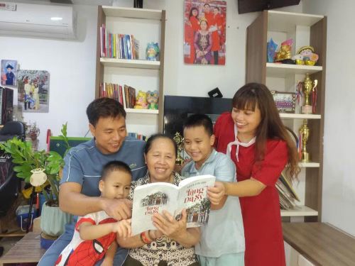 Gia đình hạnh phúc của chị Nguyễn Thị Huyền Trang và anh Phan Trường Giang. Ảnh: NVCC.