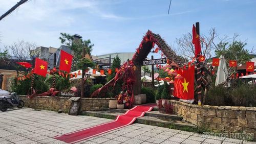 Những quán cafe cũng được trang trí cờ đỏ chào mừng ngày 2/9 tại xã Tu Vũ - Ảnh: Phùng Thọ.
