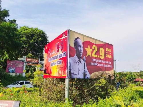 Những tấm pano lớn được xã Phú Khê trang trí tại các ngã ba nơi nhiều người dân qua lại - Ảnh: Phùng Thọ.