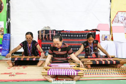 Đưa đội văn nghệ đồng bào Cơ Tu ở Tà Lang - Giàn Bí xuống biểu diễn phục vụ du khách tại phiên chợ, chị Đinh Thị Thu Thanh (Tổ dân phố Tà Lang, phường Hải Vân) cho biết, đây là dịp để người dân giới thiệu văn hóa địa phương thông qua các hoạt động trải nghiệm.