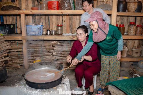Không chỉ mua sắm, người dân và du khách còn có thể trực tiếp tham gia nhiều hoạt động trải nghiệm như: làm bánh truyền thống, dệt thổ cẩm, mặc trang phục Cơ Tu, bắt cá bằng nơm, nặn tò he, chơi trò chơi dân gian và thưởng thức nghệ thuật Bài Chòi.
