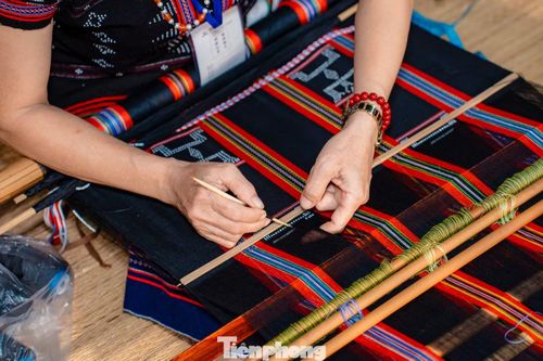 “Người dân còn mang nông sản, đặc sản, hàng thủ công mỹ nghệ như: thổ cẩm, đồ đan lát... đến phiên chợ để giới thiệu và bán cho khách. Phiên chợ vì thế mở thêm một kênh tiêu thụ sản phẩm cho đồng bào Cơ Tu”, chị Thanh nói.