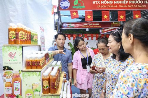 "Những phiên chợ gắn với các hoạt động văn hóa - du lịch như thế này giúp mở ra dư địa tiêu thụ cho các sản phẩm địa phương thông qua khách du lịch”, ông Nguyễn Việt Dũng (chủ cơ sở nước mắm trên địa bàn phường Hải Vân) cho biết.