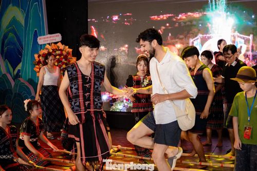 Trong tiếng cồng chiêng rộn ràng, người dân và du khách cùng nhảy điệu tung tung da dá, nhảy sạp, đốt lửa trại trong lời ca tiếng hát của những sơn nữ Cơ Tu, thích thú dệt vải, dệt thổ cẩm truyền thống.