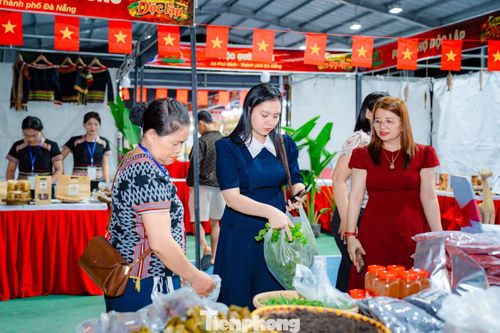Chị Nguyễn Thị Thu (xã Duy Xuyên, TP. Đà Nẵng) ghé phiên chợ để tham quan, trải nghiệm không gian văn hóa và mua sắm các sản phẩm đặc trưng được giới thiệu tại đây. “Phiên chợ không chỉ bày bán rất nhiều sản phẩm sạch, an toàn, chất lượng mà còn mang đến những trải nghiệm văn hóa rất độc đáo”, chị Thu nói.