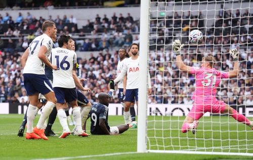  Wissa (số 9) ngả người móc bóng tung lưới Tottenham, ấn định thắng lợi 2-0 cho đội khách. 
