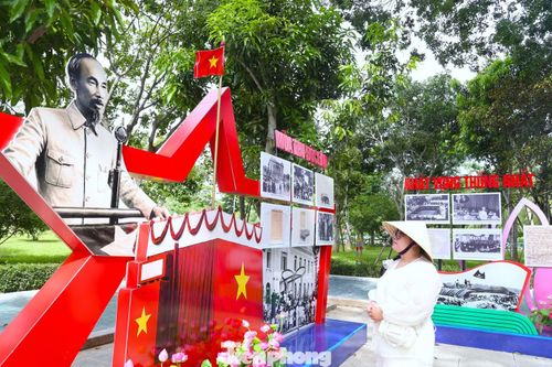Điểm nhấn là 8 mô hình nghệ thuật kết hợp hình ảnh, tư liệu, hiện vật và đồ họa thông tin, tái hiện hành trình từ quê hương Kim Liên đến những dấu mốc quan trọng trong cuộc đời, sự nghiệp cách mạng của Chủ tịch Hồ Chí Minh.