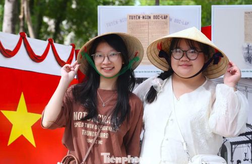 Bạn Phùng Ngọc Hiệp (SN 2005, trú Hà Nội, bên phải) chia sẻ: “Em đã từng đến Làng Sen nhưng lần này cảm nhận không gian có nhiều điểm mới mẻ hơn. Những mô hình sinh động giúp em dễ hình dung về các dấu mốc trong cuộc đời Bác và có thêm nhiều góc đẹp để lưu lại kỷ niệm”.