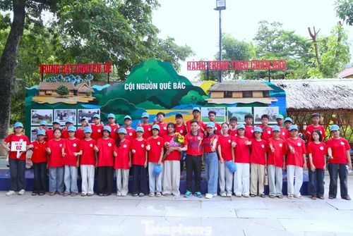 Nhóm học sinh Trường Phổ thông DTNT THCS Tân Sơn, Phú Thọ lần đầu về thăm Làng Sen quê Bác.