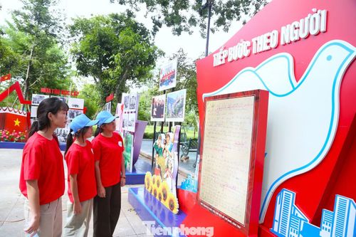 Hành trình bắt đầu với “Cội nguồn quê Bác”, tiếp đến là “Huế - Hun đúc khát vọng cứu nước”, “Bến Nhà Rồng - Điểm khởi hành lịch sử”, “Hành trình tìm đường cứu nước”, “Trở về Tổ quốc - Dẫn lối cách mạng”, “Mùa Thu Độc lập”, “Khát vọng thống nhất” và “Tiếp bước theo Người”.