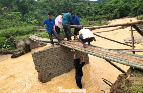 Tại những vị trí cầu bị lũ cuốn trôi, đoàn viên, thanh niên tận dụng tre, nứa dựng cầu tạm, tạo lối đi an toàn cho người dân qua lại.