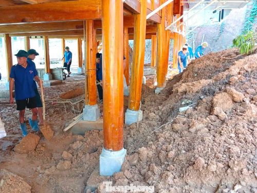 Tại những gia đình có đất đá tràn vào nhà, lực lượng đã dọn dẹp, vệ sinh môi trường, khơi thông lối đi. Công việc được triển khai khẩn trương nhằm giúp các hộ dân nhanh chóng ổn định cuộc sống.