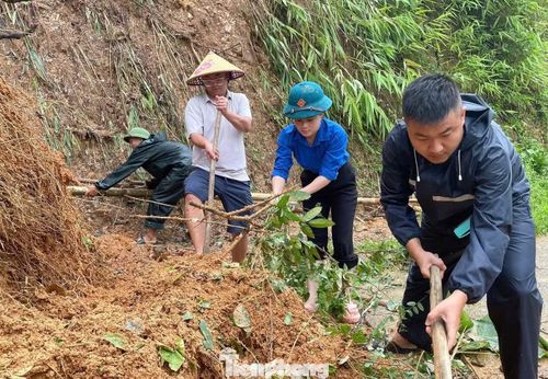 Trong những thời điểm khó khăn, sức trẻ không chỉ được thể hiện bằng những phần việc lớn mà còn từ những hành động giản dị, thiết thực. Việc có mặt kịp thời tại nơi người dân cần giúp đỡ, cùng xúc đất, dọn bùn, khơi thông lối đi đã góp phần giảm bớt khó khăn sau mưa lũ.