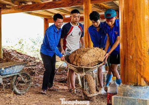  Những tảng đá to nằm chắn lối, phải cần tới 4 đoàn viên cùng hợp sức mới có thể di chuyển được. 
