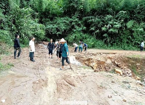 Với những tuyến đường bị hư hỏng, đoàn viên và tổ chức đoàn thể đã đến khắc phục, san gạt mặt đường để người dân đi lại thuận tiện hơn.
