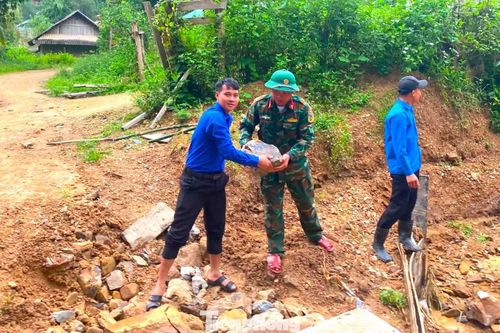 Vận chuyển đá kè lại những đoạn đường, cầu cống bị sạt lở.