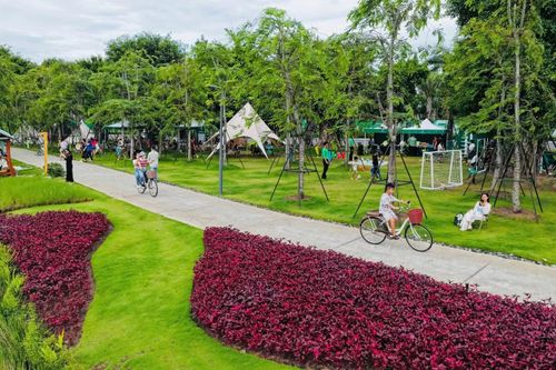 Không gian xanh, khuyến khích người lớn, trẻ nhỏ ra ngoài, hạn chế thời gian dùng thiết bị điện tử. Ảnh: Phong Anh