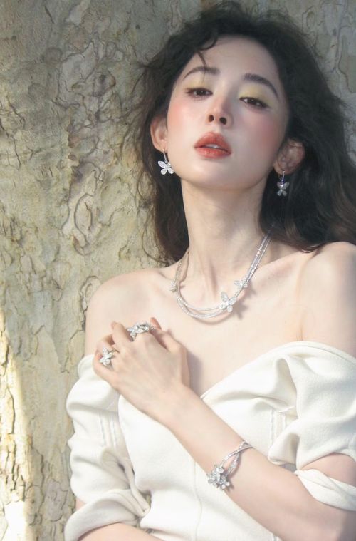 Từ chỗ bị chê là "bình hoa di động", diễn xuất của Cổ Lực Na Trát ngày càng cuốn hút.