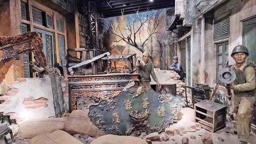 Tái hiện ngày Toàn quốc kháng chiến tại Hà Nội (12/1946) trong Bảo tàng Lịch sử Quân sự Việt Nam. Ảnh: N.T