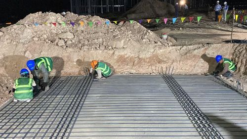Trong quá trình triển khai xây dựng, các công trình gặp không ít khó khăn, thách thức như: công tác bồi thường, giải phóng mặt bằng; thiếu hụt nguồn lao động thi công do địa bàn Phú Quốc đang có nhiều dự án lớn đồng loạt triển khai nhằm phục vụ sự kiện APEC 2027; thời tiết mưa nhiều từ tháng 4 tới nay; khó khăn trong việc vận chuyển máy móc, vật tư thiết bị từ đất liền ra đảo.