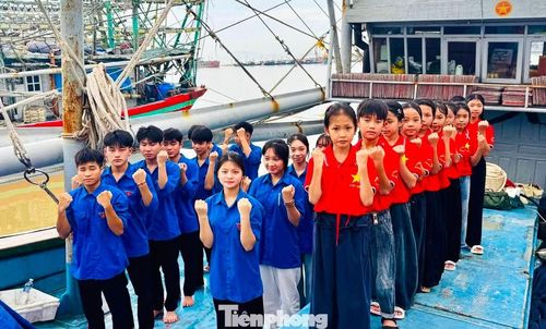  Trong hành trình hưởng ứng Chiến dịch “Tôi yêu Tổ quốc tôi” do T.Ư Đoàn và T.Ư Hội LHTN Việt Nam phát động, Đoàn phường Tân Mai còn tổ chức lễ chào cờ trên biển, trao tặng 50 lá cờ Tổ quốc cho các ngư dân trẻ trước giờ vươn khơi. 50 lá cờ được trao gửi không chỉ là món quà, mà còn mang theo niềm tin, niềm tự hào và lời nhắn gửi tới những người trẻ ngày ngày vươn khơi, bám biển. Mỗi lá cờ tung bay trên những con tàu là một dấu ấn của tình yêu quê hương, ý thức trách nhiệm với biển đảo và chủ quyền thiêng liêng của Tổ quốc. 