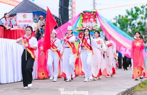  Từ sân trường đến các địa bàn dân cư, những ngày hội và màn xếp hình đang trở thành cách làm sinh động. Các em được trực tiếp tham gia, cùng bạn bè tạo nên những hình ảnh mang dấu ấn riêng và lưu giữ kỷ niệm đẹp về ngày Quốc khánh. 