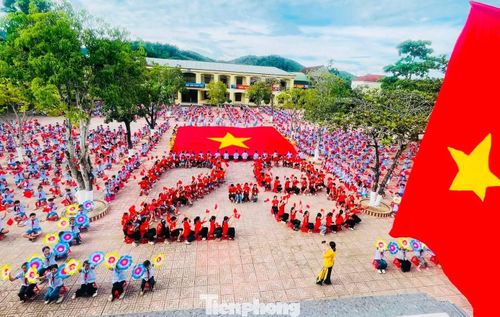  Tại Trường Tiểu học Tân Kỳ (xã Tân Kỳ, Nghệ An), hơn 1.000 đội viên, nhi đồng cùng tham gia chương trình múa đồng diễn và xếp hình số “2-9” chào mừng 81 năm Quốc khánh﻿ nước Cộng hòa xã hội chủ nghĩa Việt Nam (2/9/1945 - 2/9/2026). Trong trang phục đồng đều, các em tạo thành đội hình lớn trên sân trường, cùng thực hiện những động tác múa sôi động rồi xếp thành con số “2-9” nổi bật. 