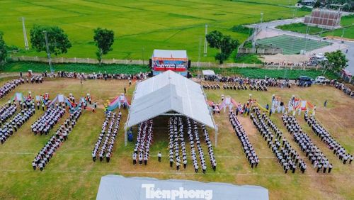  Bên cạnh những màn xếp hình, những ngày qua, nhiều xã, phường trên địa bàn Nghệ An cũng tổ chức Ngày hội thiếu nhi với các hoạt động văn hóa, văn nghệ, thể thao và vui chơi sôi nổi. 