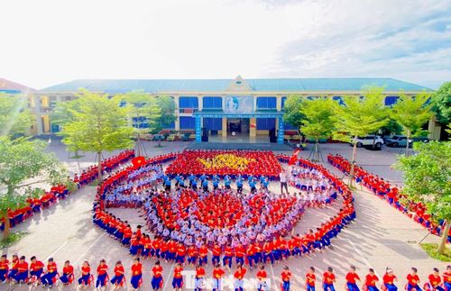  Với các em, đây không đơn thuần là một hoạt động tập thể mà còn là dịp thể hiện tình yêu Tổ quốc bằng những việc làm cụ thể. Qua từng đội hình được sắp xếp ngay ngắn, các em hiểu hơn về giá trị của độc lập, tự do và thêm trân trọng cuộc sống hòa bình hôm nay. 