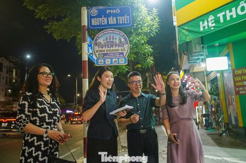 Livestream mở đầu từ đầu phố Nguyễn Văn Tuyết cùng sự dẫn dắt của chị Nguyễn Mai Anh - Bí thư Đoàn phường Đống Đa và khách mời là ông Nguyễn Trọng Hải - Phó Chủ tịch UBND phường Đống Đa.