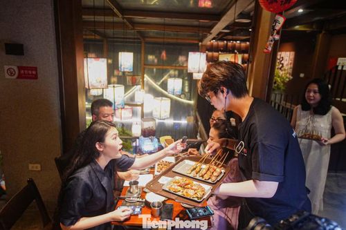 Song song với việc giới thiệu ẩm thực, chương trình còn lồng ghép nội dung tuyên truyền thanh toán số thông qua các tình huống thực tế.
