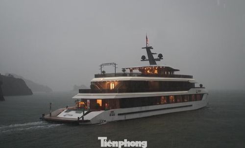 Ghi nhận của phóng viên, ngày thứ 2 trong kỳ nghỉ lễ Quốc khánh 2/9, tại Cát Bà thu hút hàng nghìn lượt khách du lịch. Tuy nhiên, lượng khách dịp này giảm nhiều so với kỳ nghỉ năm trước.