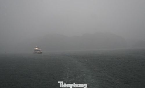 Khoảng 17h, khi các tàu du lịch trở về Bến Bèo, trên quần đảo Cát Bà xuất hiện mưa lớn kéo dài khoảng 30-45 phút khiến tầm nhìn trên biển hạn chế.