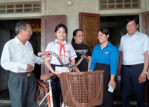 Nguyên Trưởng Ban Tuyên giáo Tỉnh ủy Thừa Thiên Huế, Chủ tịch Hội Khuyến học TP. Huế Phan Công Tuyên (bìa trái) và đại diện Đoàn phường Dương Nỗ trực tiếp thăm, động viên, trao tặng xe đạp tại nhà cho học sinh có hoàn cảnh khó khăn.