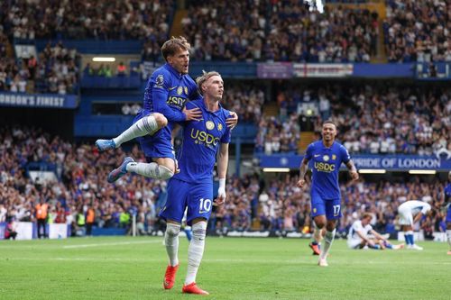  Đồng đội chia vui với Palmer (số 10) sau khi anh nâng tỷ số lên 4-2 cho Chelsea. 