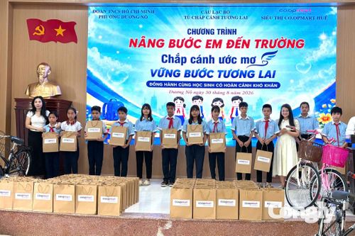 Trao 100 phần quà cho học sinh vượt khó đến trường.