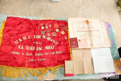 Những kỷ vật của cha được ông Lý Sáy Dờ cẩn thận giữ gìn