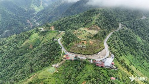 Đỉnh đèo Khau Phạ nhìn từ trên cao