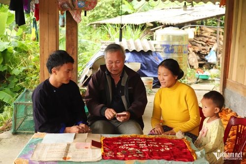 Ông Lý Sáy Dờ kể lại những câu chuyện về Đội Du kích Khau Phạ cho con cháu của mình