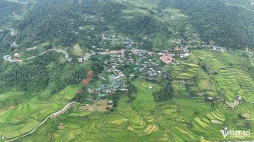Những bản làng người Mông nằm trên đèo Khau Phạ
