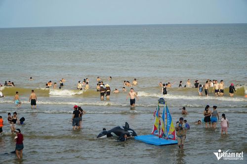 Mặc dù thời tiết không thuận lợi, lúc mưa lúc nắng nhưng biển Sầm Sơn vẫn nhiều người tắm
