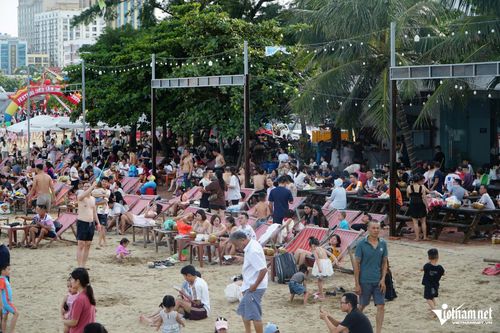 Du khách ngồi kín ở các quán trên bờ