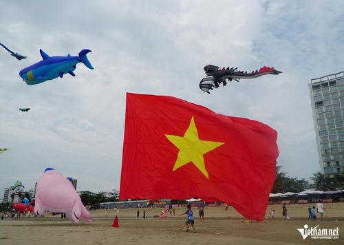 Lá cờ Tổ quốc "khổng lồ" trên bãi biển khiến du khách thích thú