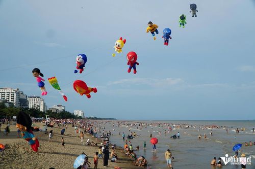 Dọc bãi biển có nhiều diều hình siêu nhân