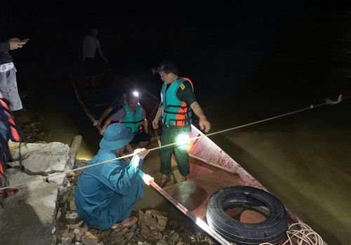 Vượt sông giữa đêm mưa đưa người dân rẻo cao đến cơ sở y tế