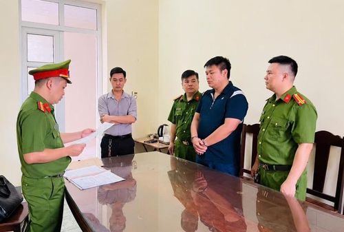 Cơ quan CSĐT Công an tỉnh Phú Thọ tống đạt quyết định khởi tố bị can Lê Văn Tâm, Giám đốc Công ty TNHH thương mại Tâm Oanh. Ảnh: CAPT