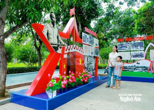 Chị Đặng Thị Bích Thảo, quê xã Kim Liên, cùng con trai đến xem trưng bày tại khu vực chủ đề: “Mùa Thu Độc lập”. Giữa những hình ảnh tái hiện mùa Thu lịch sử năm 1945, hai mẹ con lặng lẽ dõi theo từng câu chuyện về những ngày tháng đã làm nên bước ngoặt của dân tộc. Ảnh: Thành Duy