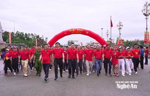 Thông qua hoạt động đi bộ được tổ chức đồng loạt trong cả nước, chương trình lan tỏa thông điệp về lối sống xanh, từng bước hình thành thói quen đi bộ, giảm phát thải khí carbon và nâng cao nhận thức của cộng đồng về bảo vệ môi trường. Mỗi bước chân không chỉ thể hiện tinh thần hưởng ứng của người tham gia mà còn truyền tải trách nhiệm chung đối với môi trường và sự phát triển bền vững. Ảnh: Hải Hưng